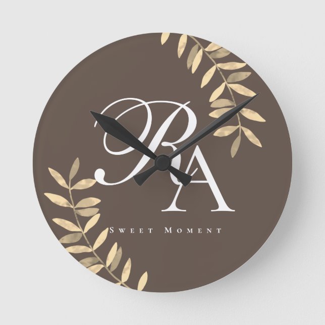 Relógio Redondo Castanho Monograma Chic (Frente)
