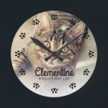 Relógio Redondo Cat Paw Imprime Foto de Quadro Personalizada<br><div class="desc">Gatos deixam pegadas no seu coração. Mostre sua foto favorita de gato com este design de relógio personalizado perfeito para a melhor mãe de gato/Pai do mundo.</div>