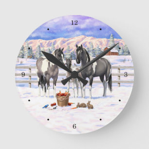 Relógio Redondo Cavalos de pintura de Cinza Grulla Pinto em uma Fa