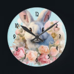 Relógio Redondo Coelho com uma Guirlanda de Rosas Fofo<br><div class="desc">Um relógio com uma imagem em aquarela. Um coelho branco cinza rodeado por uma guirlanda de rosas rosa e pêssego. Para amantes de coelhos e temas de Páscoa e aniversários e chás de bebê.</div>