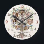 Relógio Redondo Colagem de Fotos da Árvore Genealógica 8 Fotos Nom<br><div class="desc">Este lindo desenho de "árvore genealógica" personalizado inclui uma ilustração original de uma árvore e mais 8 fotos de sua família em forma de maçãs. A ilustração desenhada à mão mostra uma árvore e suas raízes em um fundo bege claro e quente. A árvore tem folhas coloridas e passarinhos azuis...</div>