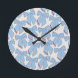 Relógio Redondo Coquette de Arcos azuis<br><div class="desc">Arcos De Natal Azuis Claro - Fitas Coquetes - Arcos Cor-De-Rosa E Fundo Branco Creme.</div>