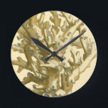 Relógio Redondo Coral pelo Mar<br><div class="desc">Compre esta peça moderna de trabalho de arte hoje com fundo creme. Esta peça de arte contém uma silhueta,  coral translúcido que é muito nítido e vívido. É uma peça de arte contemporânea que será perfeita para qualquer tipo de tema náutico que você esteja tentando seguir.</div>