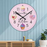 Relógio Redondo Cozinha rosa personalizada com Cupcake de aquarela<br><div class="desc">Relógio de cozinha personalizado com doces e doces de cor d'água e doces.</div>