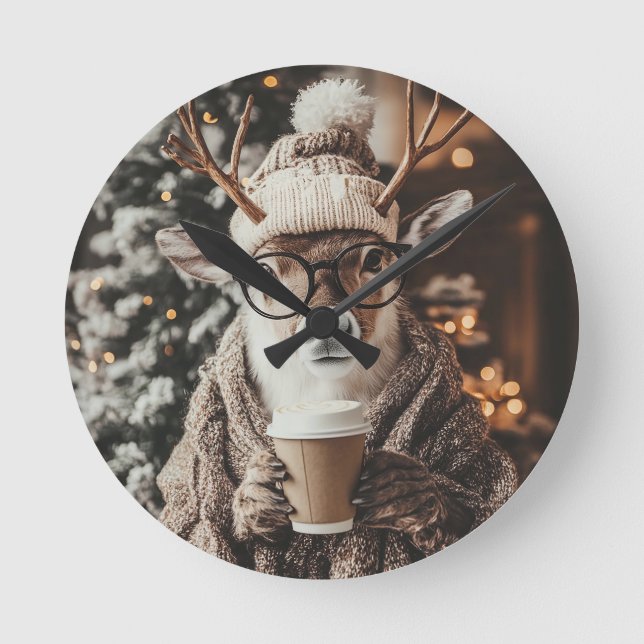 Relógio Redondo Cozy Reindeer Wall Clock with Coffee - Festive Win (Frente)