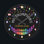 Relógio Redondo Crayons Stars Colorful Teacher Name Classroom<br><div class="desc">O relógio da parede do jardim de infância personalizado com o nome do professor embaixo de estrelas coloridas e acima de uma fileira de lápis num gradiente arco-íris com os números em negrito de números brancos esboçados com as cores do arco-íris. Sala de sala de aula com giz colorido e...</div>