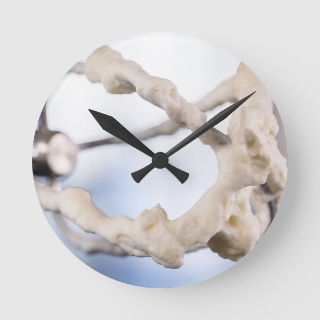 Relógio Redondo creme num Macro misturador (Frente)