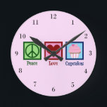 Relógio Redondo Cupcakes de Paz, Compro de padaria rosa-rosa<br><div class="desc">Um belo presente de amante de cupcake para um padeiro que gosta de assar de doces e sobremesas numa padaria. Possui um sinal de paz,  coração e um bonito cupcake de rosa.</div>