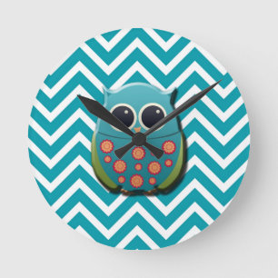 Relógio Redondo Cute Blue and Green Owl on Blue and White Chevron