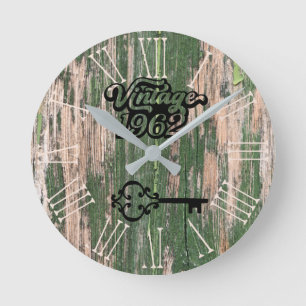 Relógio redondo de madeira antiga em 1962