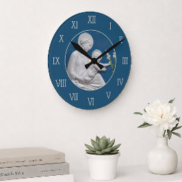 Relógio Redondo Della Robbia Madonna Menino e Lírios Azul Branco