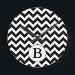 Relógio Redondo Design de Garron Preto Grande Monograma Monograma<br><div class="desc">Este produto apresenta um clássico design zag-zag preto-e-branco chevron preto-branco,  com um inicial monograma personalizado. Você pode personalizar o texto inicial ou adicionar seu próprio texto na página de pedido do produto.</div>