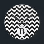 Relógio Redondo Design de Garron Preto Grande Monograma Monograma<br><div class="desc">Este produto apresenta um clássico design zag-zag preto-e-branco chevron preto-branco,  com um inicial monograma personalizado. Você pode personalizar o texto inicial ou adicionar seu próprio texto na página de pedido do produto.</div>