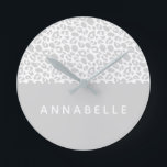 Relógio Redondo Design de impressão animal colorida moderna<br><div class="desc">Design de impressão animal colorida moderna. A cor pode ser personalizada para se adequar ao seu quarto. Parte de uma coleção.</div>