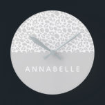 Relógio Redondo Design de impressão animal colorida moderna<br><div class="desc">Design de impressão animal colorida moderna. A cor pode ser personalizada para se adequar ao seu quarto. Parte de uma coleção.</div>