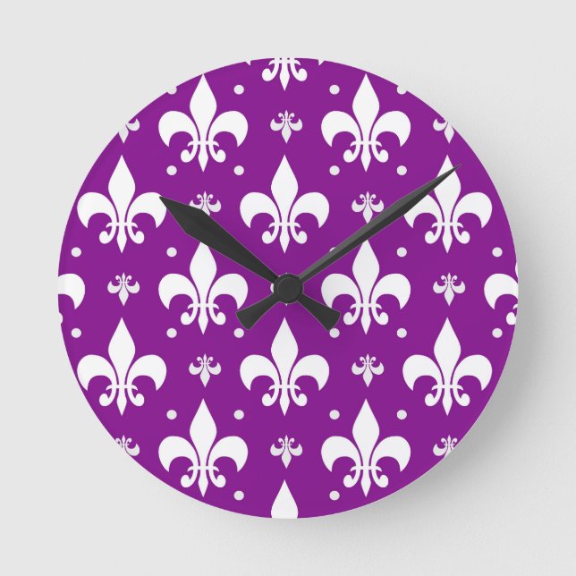 Relógio Redondo Design de padrão da Fleur-de-lis de fundo roxo (Frente)
