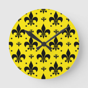 Relógio Redondo Design do padrão Fleur-de-lis de fundo amarelo