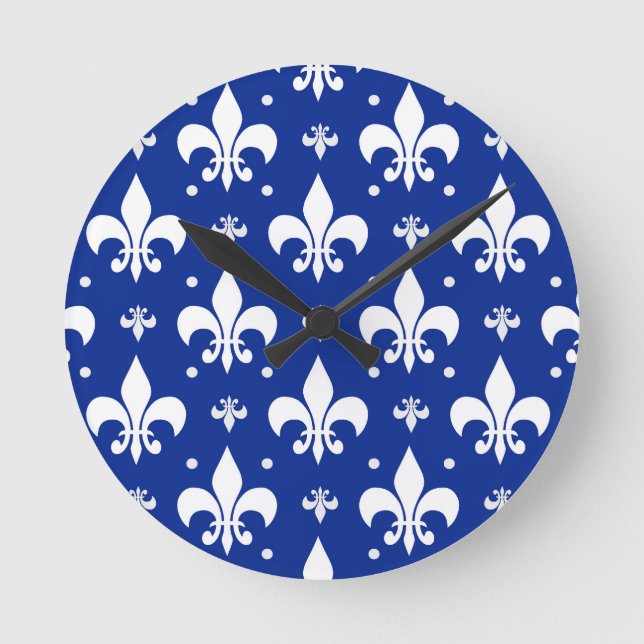 Relógio Redondo Design do padrão Fleur-de-lis de fundo azul (Frente)