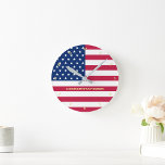 Relógio Redondo Dourado Monograma Patriótico Americano Personaliza<br><div class="desc">O relógio americano, Stars and Stripes, Old Glory, Star-Spangled Banner, bandeira dos EUA, personalizado, personalizado, nome monograma / iniciais, patriótico, relógio de parede em acrílico para seu quarto, casa, escritório, para mostrar seu orgulho, patriotismo, amor. Basta digitar seu nome / nome da família / monograma / iniciais para personalizar. Faz...</div>