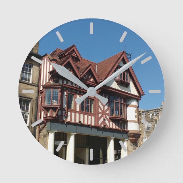 Relógio Redondo Edifício de carvalho Tudor, Edimburgo, Escócia (Frente)