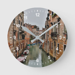 Relógio Redondo Edifícios ao longo de canais de Veneza