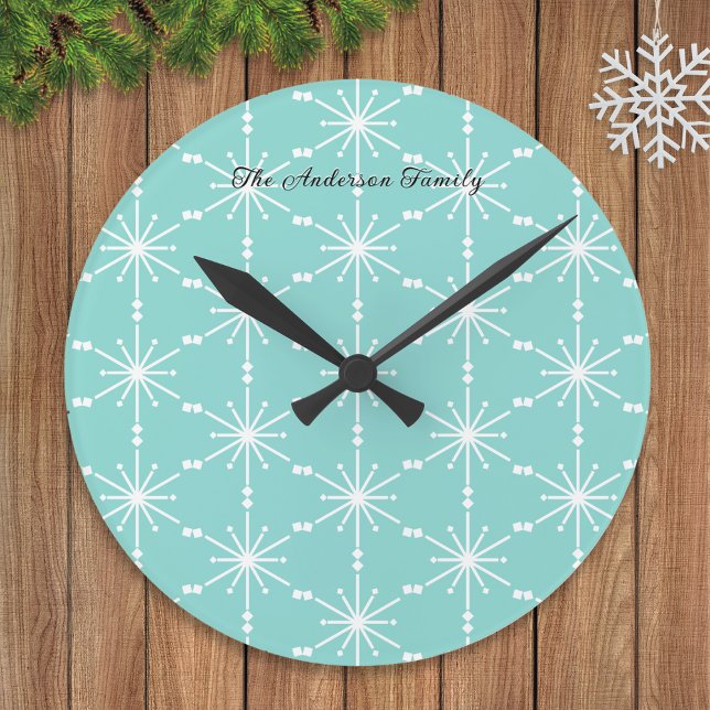 Relógio Redondo Elegante Floco de Neve Personalizado Moderno Padrã (A wall clock in light turquoise with geometric snowflakes pattern, personalized with a name)