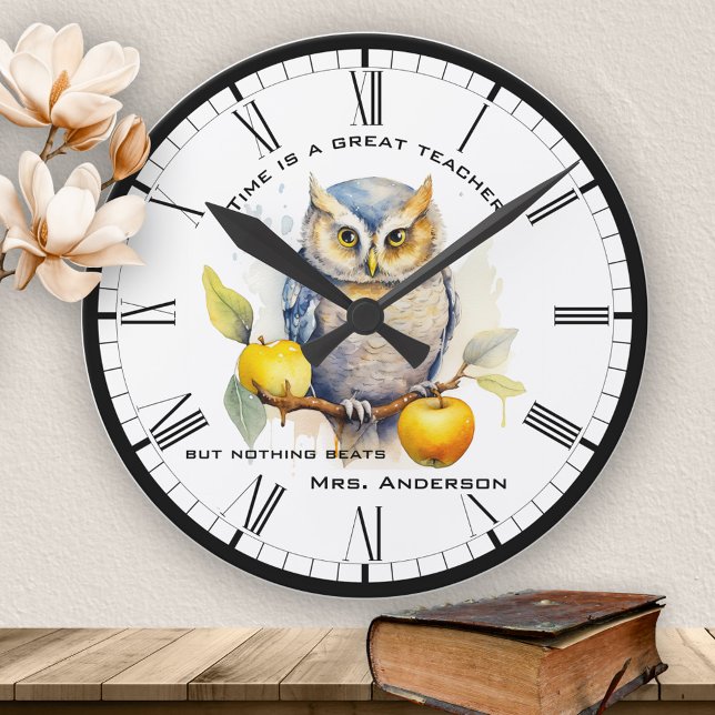 Relógio Redondo Encantador de Coruja de Aquarela Funny (Funny wall clock featuring a watercolor painting of an owl with apples - a great gift for teachers)