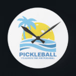 Relógio Redondo Engraçado Presente De Pickleball Sempre Tempo Para<br><div class="desc">Um relógio engraçado para o entusiasta do Pickleball.  O relógio diz "É sempre hora de picleball".  Faz um presente incrível para jogadores de picleball,  colegas de equipe,  organizadores de clubes e muito mais.</div>