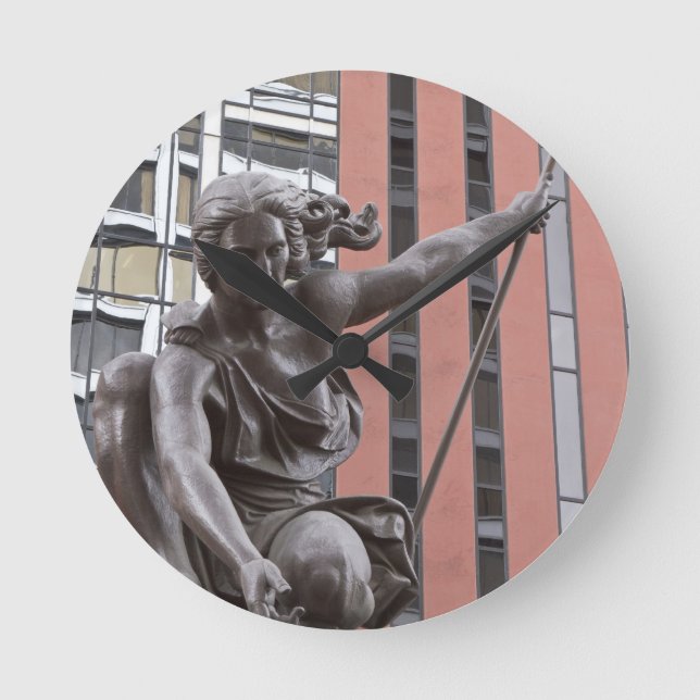 Relógio Redondo Estátua de Portlandia, Portland, Oregon (Frente)