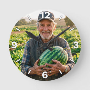 Relógio Redondo Farmer Holding Fresh Watermelon Farm Decor