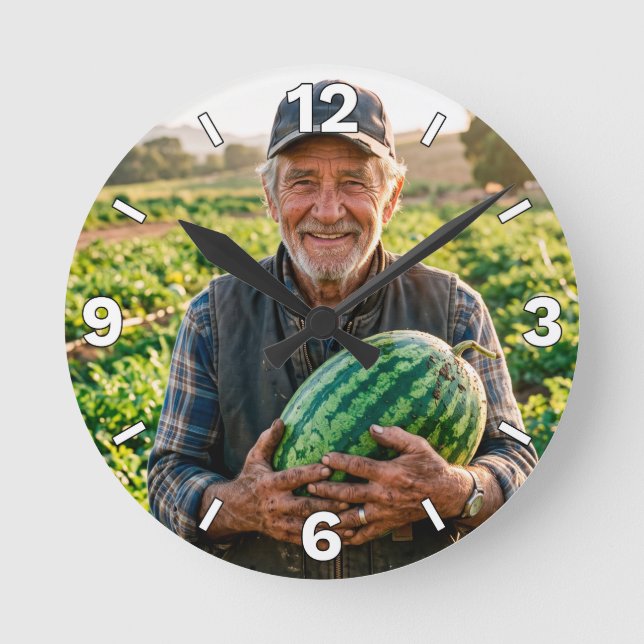 Relógio Redondo Farmer Holding Fresh Watermelon Farm Decor (Frente)