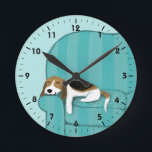 Relógio Redondo Feliz Sapo de Sofá - Design de Cachorro Bonito<br><div class="desc">Ilustração de arte de um Beagle feliz descansando em casa no sofá. Este cachorrinho dormindo ama seu lugar no sofá. Um bonito relógio de parede para casa ou escritório. Faz um presente perfeito para qualquer amante de estimação. Veja o Doodle World de Jenn para animais ainda mais bonitos, relógios decorativos...</div>