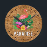 Relógio Redondo Flamingo Floral Paraíso<br><div class="desc">Um flamingo cor-de-rosa,  flores tropicais e folhas sobre o padrão de impressão de wicker e a palavra PARADISE faz um relógio de na moda no verão. CORRESPONDENDO a itens na nossa loja.</div>
