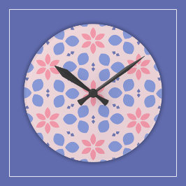 Relógio Redondo Flores Cor-de-Rosa Brilhante e Formas Azuis em Par
