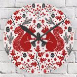 Relógio Redondo Floresta de Esquilo<br><div class="desc">Pavimentos florestais de esquilo vermelho com pínus,  ramais de pinheiros,  bolotas,  folhas de carvalho e bagas. Perfeito para uma casa de lago ou decoração sazonal. Arte original de Nic Squirrell.</div>