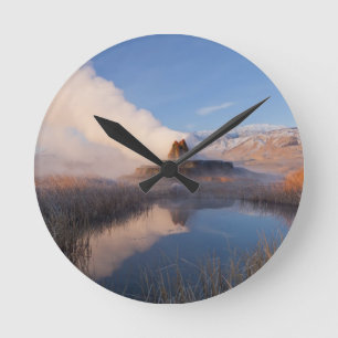 Relógio Redondo Fly Geyser with snow capped Granite Range