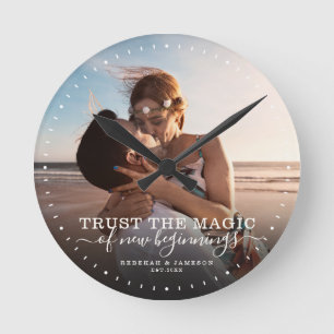 Relógio Redondo Foto de Casamento de Amor Moderno Recém-casada