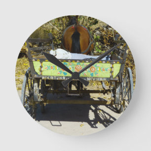 Relógio Redondo Foto de Vintage Gypsy Caravan Trailer e Carrinho d