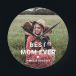 Relógio Redondo Foto do Dia de as mães cardíaco MÃE MAIS BONITA EV<br><div class="desc">O relógio de fotos do Dia de as mães de Coração da Melhor Mãe Alguma Vez Coração apresenta sua foto favorita com o texto "melhor mãe de sempre" em um roteiro branco moderno com coração e seus nomes abaixo. Personalize editando o texto na caixa de texto fornecida e adicionando sua...</div>