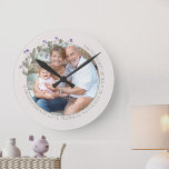 Relógio Redondo Foto dos Avós Foto Roxo Floral de Flor Selvagem<br><div class="desc">Relógio de fotos com texto personalizado que você pode personalizar para qualquer pessoa ou qualquer ocasião. O modelo de fotografia está configurado para adicionar a sua imagem, que é apresentada em forma redonda. Este elegante e delicado design tem uma foto-quadro floral com flores roxas silvestres e verde. Se tiver alguma...</div>