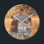 Relógio Redondo Foto personalizada do "Melhor Pai Nunca"<br><div class="desc">Adicione sua foto e mensagem para Pai a este belo design para um presente perfeito para Dia de os pais,  Natal,  Aniversário,  etc.</div>