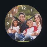 Relógio Redondo Fotografia do Monograma - Família manuscrita<br><div class="desc">Este design foi criado através da arte digital. Pode ser personalizado clicando no botão Personalizar e alterando a cor, adicionando um nome, iniciais ou as suas palavras favoritas. Entre em contato comigo em colorflowcreations@gmail.com se você quiser usar este design em outro produto. Compre minha pintura de acrílico abstrato original para...</div>