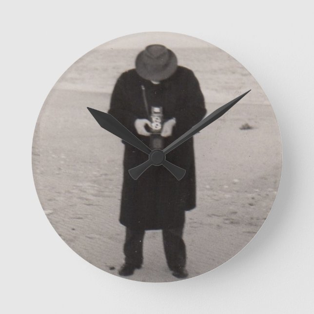 Relógio Redondo Fotógrafo da década de 1940 na praia (Frente)