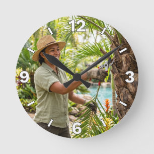Relógio Redondo Gardener Woman Pruning Palm Tree Decor