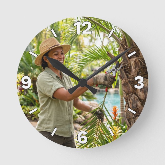 Relógio Redondo Gardener Woman Pruning Palm Tree Decor (Frente)