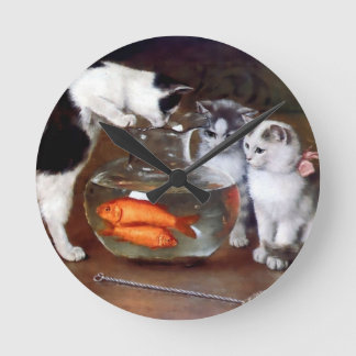 Relógio Redondo Gatinhos de gatos pescando em pintura de carpintar
