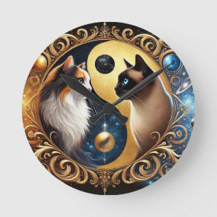Relógio Redondo Gatos Simbolizando Equilíbrio com um Yin Yang