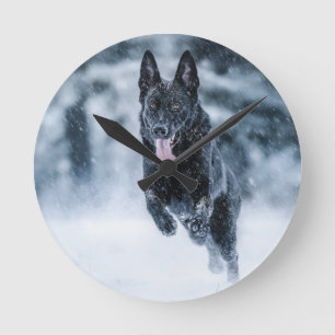 Relógio Redondo German shepherd preto no Cobrir da escova de neve