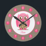 Relógio Redondo Girafa & coruja cor-de-rosa pulso de disparo<br><div class="desc">Um pulso de disparo para os professores que caracterizam uma ilustração de uma coruja cor-de-rosa com um estômago do impressão do girafa. O pulso de disparo caracteriza os números brancos em pontos cor-de-rosa.</div>