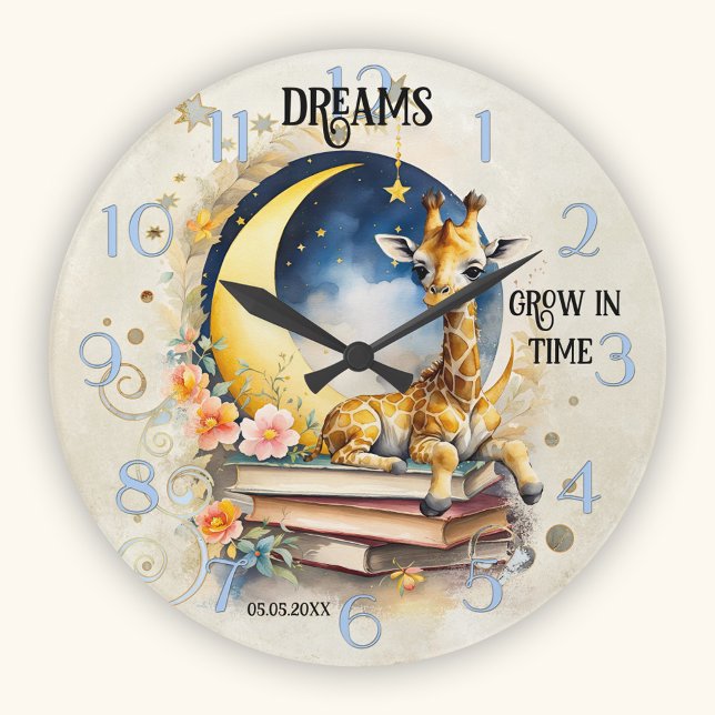Relógio Redondo Girafa Sonho Cute Watercolor (Wall clock showing a watercolor night time illustration of a giraffe on books with a moon and stars)
